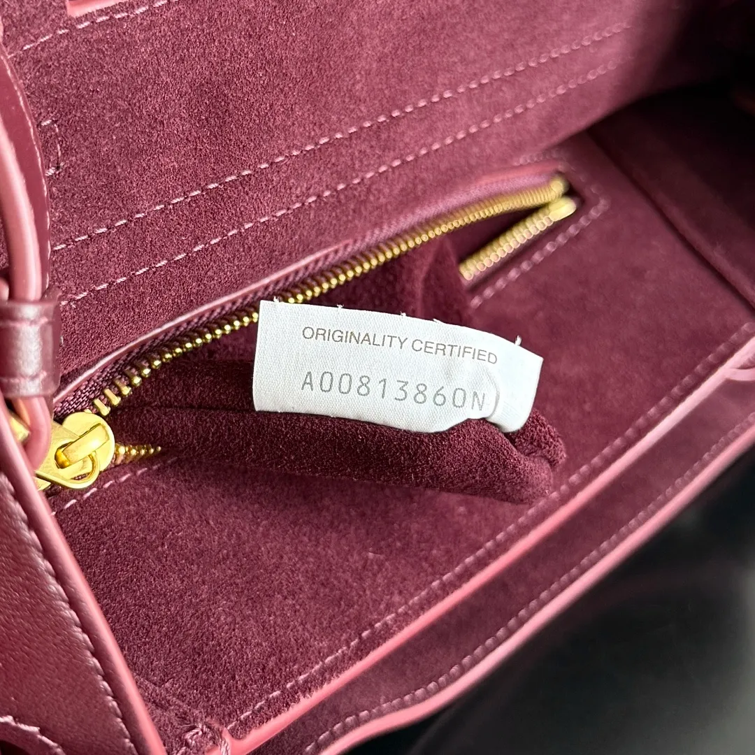Batch 2060 BottegaVeneta Latest Ciao Ciao Bag Silky cowhide two-way flap handbag with signature twist detail, hidden hook closure, flap can be fastened to the front or attached to the INTRECCIATO woven internal pocket, comes with an adjustable and removable crossbody strap, internal compartment, and also features a zippered pocket. The surprise flap has various shapes. Style 1 - Cover the bag surface, exposing the knot and knot decoration. Style 2 - Place the flap inside the bag. A buckle is also designed. Style 3 - The U-shaped position of the top handle in the hand bag. Style No.: 835835 Size: 26*19*10.5cm